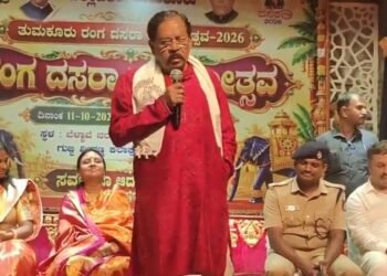 ರಂಗ ದಸರಾ ನಾಟಕೋತ್ಸವದಲ್ಲಿ ಡಿಸಿಎಂ ಡಾ.ಜಿ. ಪರಮೇಶ್ವರ್ ಪ್ರತಿಭೆ: ಕುರುಕ್ಷೇತ್ರ ಸನ್ನಿವೇಶಕ್ಕೆ ಜನ ಫಿದಾ 