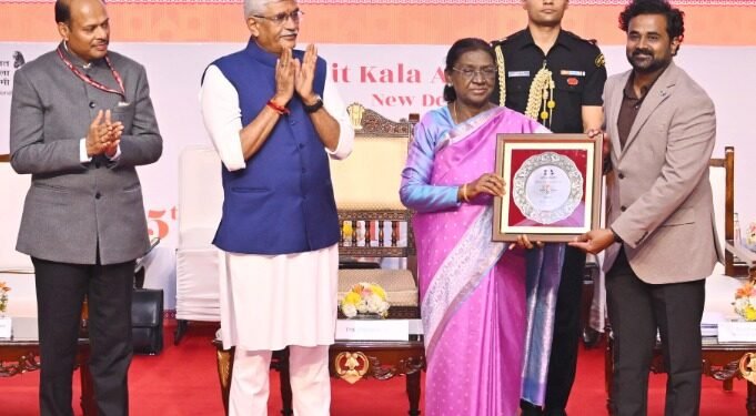 ರಾಷ್ಟ್ರೀಯ ಕಲಾ ಪ್ರದರ್ಶನದಲ್ಲಿ ಕಲಾವಿದರಿಗೆ ಲಲಿತ ಕಲಾ ಅಕಾಡೆಮಿ ಪ್ರಶಸ್ತಿ ಪ್ರದಾನ