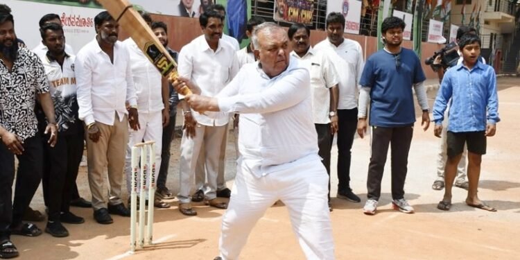 ಸಿಎಂ ಕಪ್-2026: ರಾಮಲಿಂಗಾರೆಡ್ಡಿ ಬ್ಯಾಟಿಂಗ್, ‘ಕ್ರೀಡೆಯಿಂದ ಆರೋಗ್ಯ’ ಎಂದ ಸಚಿವ