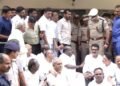 ಸ್ಟಿಂಗ್ ಆಪರೇಷನ್ ಪ್ರಕರಣ: ಪ್ರಮುಖ ಆರೋಪಿಯ ಬಂಧನಕ್ಕೆ ಆಗ್ರಹಿಸಿ ಪೊಲೀಸ್ ಆಯುಕ್ತರ ಕಚೇರಿ ಮೆಟ್ಟಿಲಲ್ಲೇ HDK ಧರಣಿ