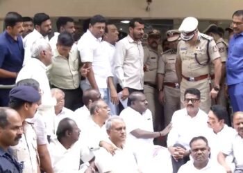 ಸ್ಟಿಂಗ್ ಆಪರೇಷನ್ ಪ್ರಕರಣ: ಪ್ರಮುಖ ಆರೋಪಿಯ ಬಂಧನಕ್ಕೆ ಆಗ್ರಹಿಸಿ ಪೊಲೀಸ್ ಆಯುಕ್ತರ ಕಚೇರಿ ಮೆಟ್ಟಿಲಲ್ಲೇ HDK ಧರಣಿ