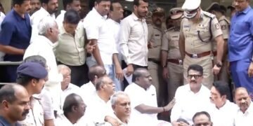 ಸ್ಟಿಂಗ್ ಆಪರೇಷನ್ ಪ್ರಕರಣ: ಪ್ರಮುಖ ಆರೋಪಿಯ ಬಂಧನಕ್ಕೆ ಆಗ್ರಹಿಸಿ ಪೊಲೀಸ್ ಆಯುಕ್ತರ ಕಚೇರಿ ಮೆಟ್ಟಿಲಲ್ಲೇ HDK ಧರಣಿ