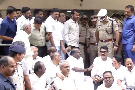 ಸ್ಟಿಂಗ್ ಆಪರೇಷನ್ ಪ್ರಕರಣ: ಪ್ರಮುಖ ಆರೋಪಿಯ ಬಂಧನಕ್ಕೆ ಆಗ್ರಹಿಸಿ ಪೊಲೀಸ್ ಆಯುಕ್ತರ ಕಚೇರಿ ಮೆಟ್ಟಿಲಲ್ಲೇ HDK ಧರಣಿ