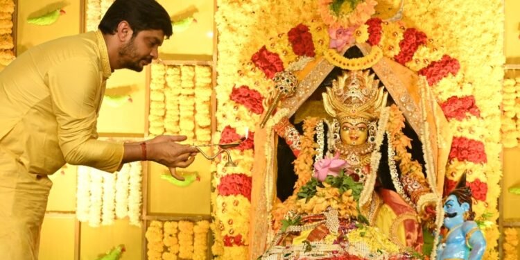ನವರಾತ್ರಿ ಸಂಭ್ರಮ: ಅವಧೂತ ವಿನಯ್ ಗುರೂಜಿಯಿಂದ ವಿಶೇಷ ದೇವಿ ಪೂಜೆ: ಉತ್ತರಹಳ್ಳಿ ಬಳಿಯ ಆಶ್ರಮದ ಧಾರ್ಮಿಕ ಕಾರ್ಯಕ್ರಮದಲ್ಲಿ ನೂರಾರು ಭಕ್ತರು ಭಾಗಿ