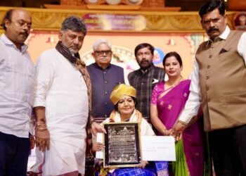ಮೈಸೂರು ದಸರಾ ಸಾಂಸ್ಕೃತಿಕ ಕಾರ್ಯಕ್ರಮಗಳಿಗೆ ಸಿಎಂ ಚಾಲನೆ: ಗಾಯಕಿ ಮೈಸೂರು ನಾಗಮಣಿ ಶ್ರೀನಾಥ್‌ಗೆ ರಾಜ್ಯ ಸಂಗೀತ ವಿದ್ವಾನ್ ಪ್ರಶಸ್ತಿ ಪ್ರದಾನ