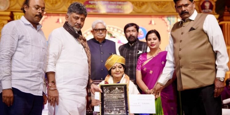 ಮೈಸೂರು ದಸರಾ ಸಾಂಸ್ಕೃತಿಕ ಕಾರ್ಯಕ್ರಮಗಳಿಗೆ ಸಿಎಂ ಚಾಲನೆ: ಗಾಯಕಿ ಮೈಸೂರು ನಾಗಮಣಿ ಶ್ರೀನಾಥ್ಗೆ ರಾಜ್ಯ ಸಂಗೀತ ವಿದ್ವಾನ್ ಪ್ರಶಸ್ತಿ ಪ್ರದಾನ
